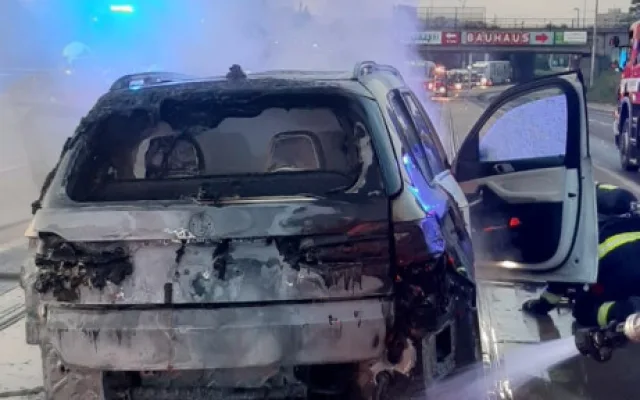 FOTO: V Chodovské ulici dnes hořelo auto. Vznikla škoda za milion korun