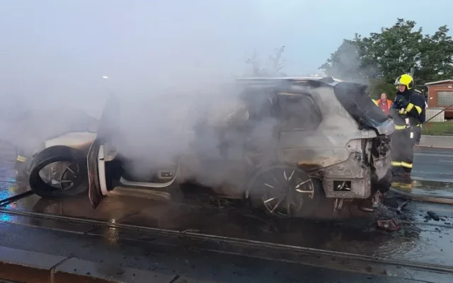 FOTO: V Chodovské ulici dnes hořelo auto. Vznikla škoda za milion korun