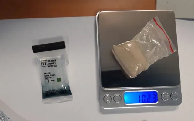 VIDEO: Zfetovaný řidič s pěti zákazy řízení si jel pro drogy k dealerovi. Prozradil to policii