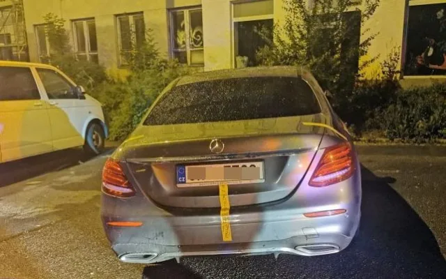 VIDEO: Zfetovaný řidič s pěti zákazy řízení si jel pro drogy k dealerovi. Prozradil to policii