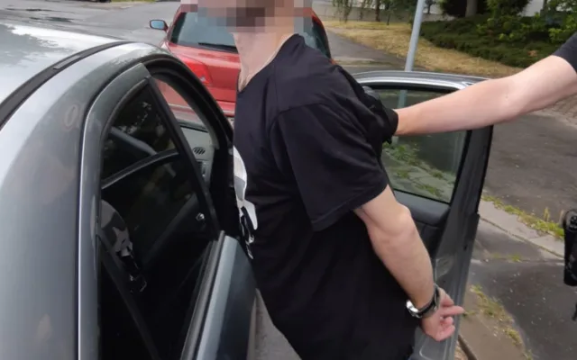 VIDEO: Zfetovaný řidič s pěti zákazy řízení si jel pro drogy k dealerovi. Prozradil to policii