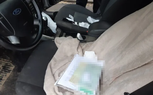 VIDEO: Zfetovaný řidič s pěti zákazy řízení si jel pro drogy k dealerovi. Prozradil to policii