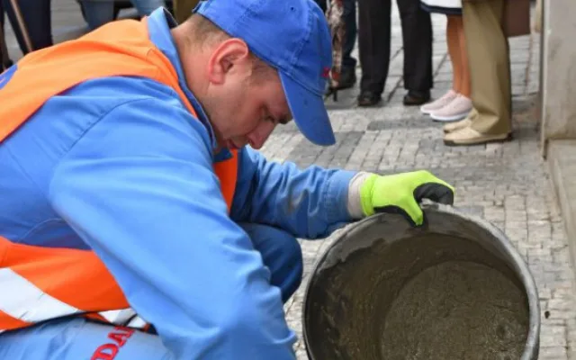 FOTO: Nový kámen zmizelých v Soukenické ulici připomíná Emilii Weissbergerovou
