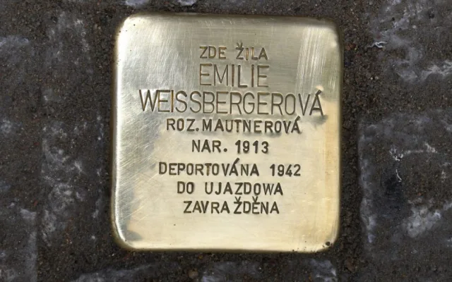 FOTO: Nový kámen zmizelých v Soukenické ulici připomíná Emilii Weissbergerovou
