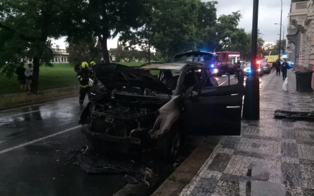 Požár automobilu zastavil provoz na Smíchově. Škoda je 100 tisíc korun.