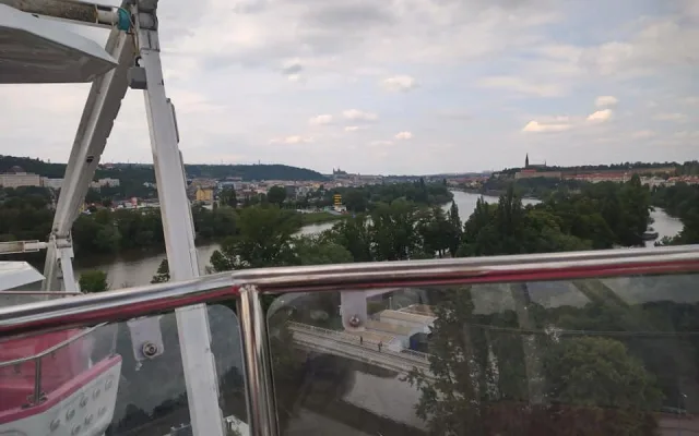 Na parkovišti u botelu v Podolí vyrostlo ruské kolo, místní si stěžují.