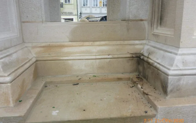 FOTO: Muž chtěl pomocí hadrů zapálit Mariánský sloup na Staromáku. Zadrželi ho strážníci