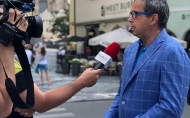 FOTO: QR kódy na lampách v Praze pomohou lidem v nouzi i záchranářům