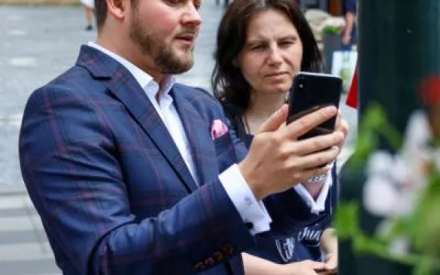 FOTO: QR kódy na lampách v Praze pomohou lidem v nouzi i záchranářům