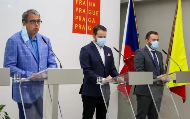 FOTO: QR kódy na lampách v Praze pomohou lidem v nouzi i záchranářům