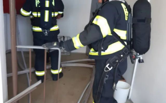 FOTO: Hasiči zasahovali při požáru kuchyně. Evakuovali patnáct osob