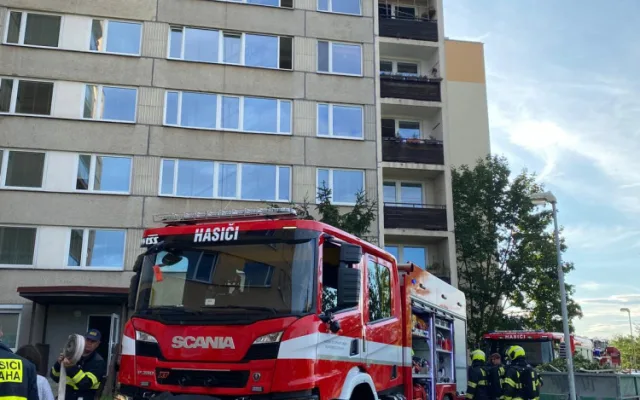 FOTO: Hasiči zasahovali při požáru kuchyně. Evakuovali patnáct osob
