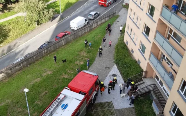 FOTO: Hasiči zasahovali při požáru kuchyně. Evakuovali patnáct osob