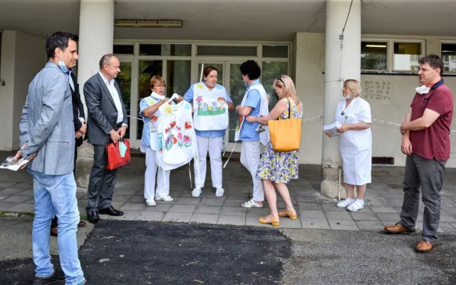 FOTO: Veselé zástěrky vykouzlí úsměv na tváři dětem v Thomayerově nemocnici