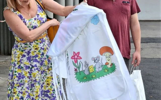 FOTO: Veselé zástěrky vykouzlí úsměv na tváři dětem v Thomayerově nemocnici