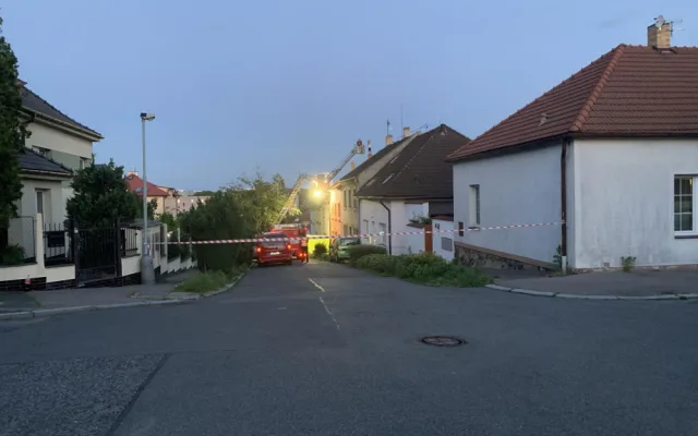 Vyjednavači sedm hodin přesvědčovali muže, aby slezl ze střechy domu v Malešicích.