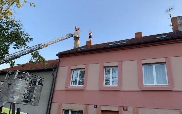 Vyjednavači sedm hodin přesvědčovali muže, aby slezl ze střechy domu v Malešicích.