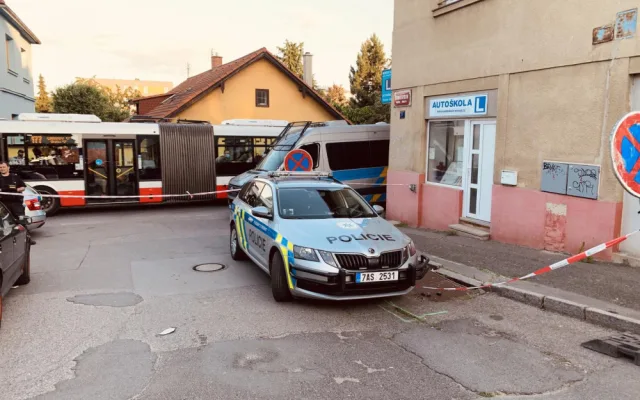 Vyjednavači sedm hodin přesvědčovali muže, aby slezl ze střechy domu v Malešicích.
