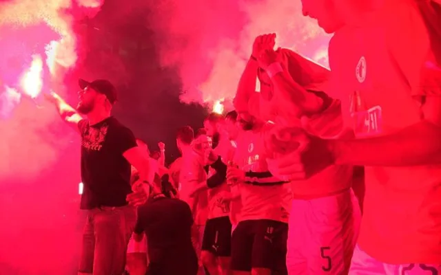 FOTO: Hotovo dvacet! Slávisté slavili zisk dvacátého titulu kvůli koronaviru před stadionem