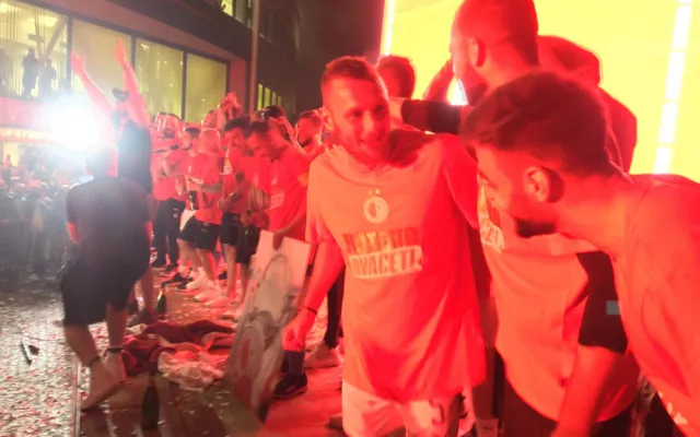 FOTO: Hotovo dvacet! Slávisté slavili zisk dvacátého titulu kvůli koronaviru před stadionem