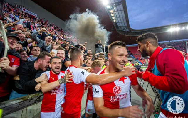 FOTO: Hotovo dvacet! Slávisté slavili zisk dvacátého titulu kvůli koronaviru před stadionem