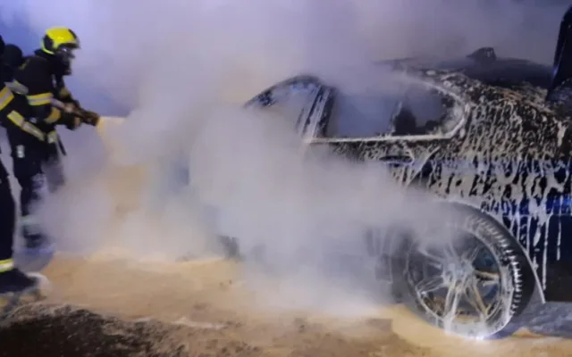 FOTO: Na Rozvadovské spojce hořelo auto kvůli technické závadě. Plameny ho zcela zničily