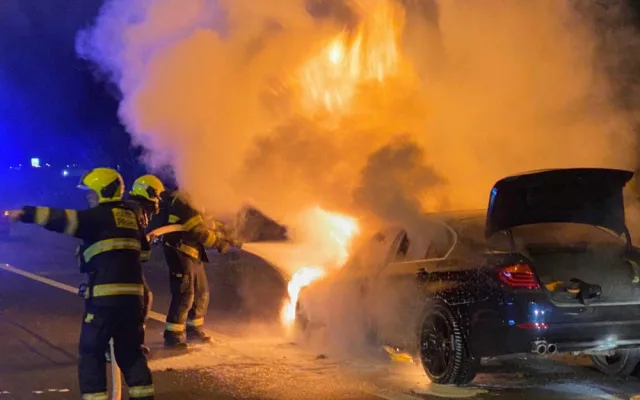 FOTO: Na Rozvadovské spojce hořelo auto kvůli technické závadě. Plameny ho zcela zničily