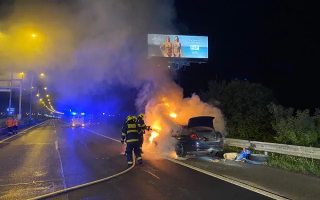 FOTO: Na Rozvadovské spojce hořelo auto kvůli technické závadě. Plameny ho zcela zničily