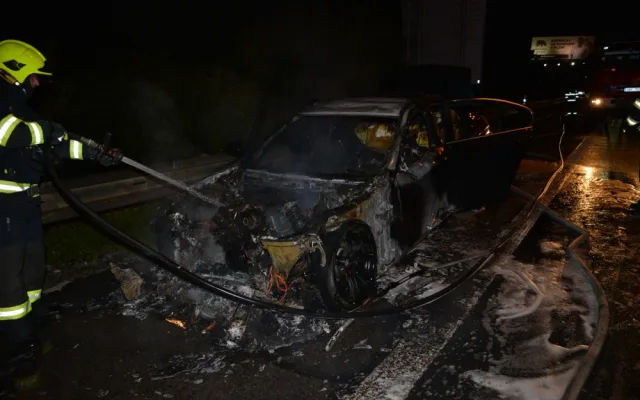 FOTO: Na Rozvadovské spojce hořelo auto kvůli technické závadě. Plameny ho zcela zničily