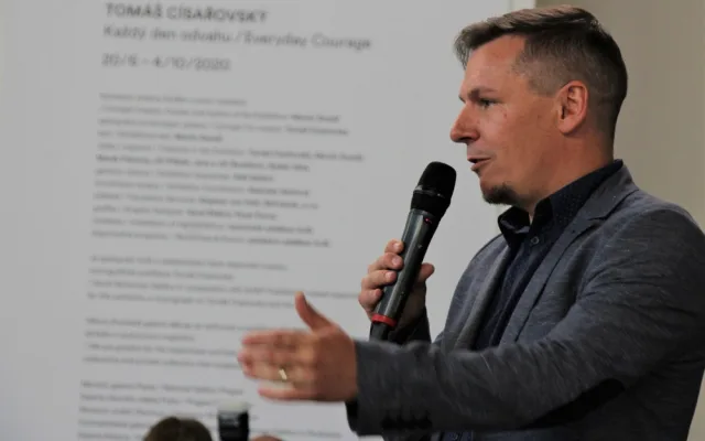Kurátor Martin Dostál: Těší mě, že jsem mohl udělat výstavu Tomáše Císařovského ve slavné Zámecké jízdárně Alšovy jihočeské galerie