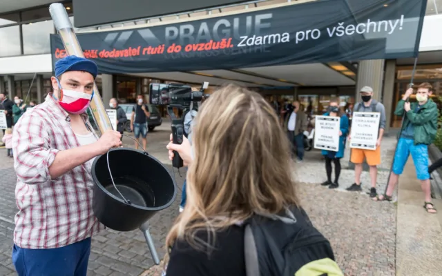 Demonstranti před valnou hromadou ČEZ uspořádali happening.