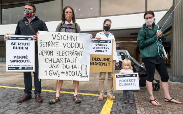 Demonstranti před valnou hromadou ČEZ uspořádali happening.
