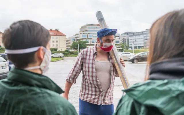 Demonstranti před valnou hromadou ČEZ uspořádali happening.