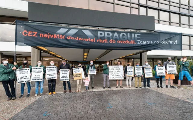 FOTO: Demonstranti před valnou hromadou ČEZ uspořádali happening