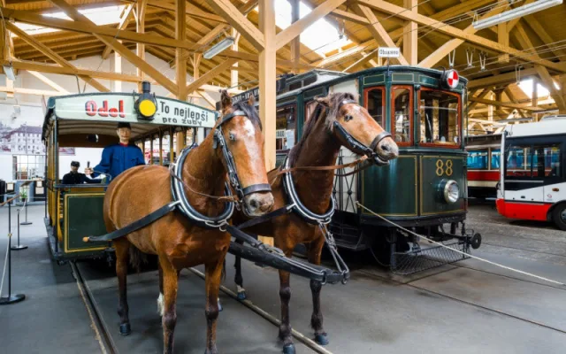FOTO: Muzeum MHD nabízí jedinečný hudební zážitek. Poslechněte si vážnou hudbu mezi vozidly