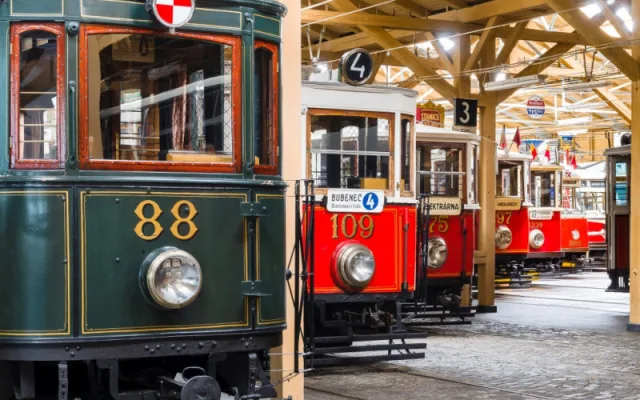 FOTO: Muzeum MHD nabízí jedinečný hudební zážitek. Poslechněte si vážnou hudbu mezi vozidly
