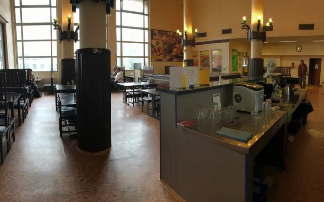 FOTO: Legendární smíchovské nádražce Oáza končí smlouva. Nahradí ji food court