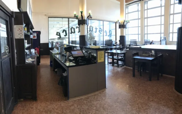 FOTO: Legendární smíchovské nádražce Oáza končí smlouva. Nahradí ji food court