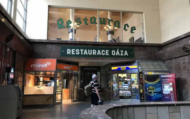 FOTO: Legendární smíchovské nádražce Oáza končí smlouva. Nahradí ji food court