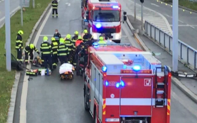 FOTO, VIDEO: Nehoda přerušila provoz ve Strahovském tunelu. Řidič je zraněný