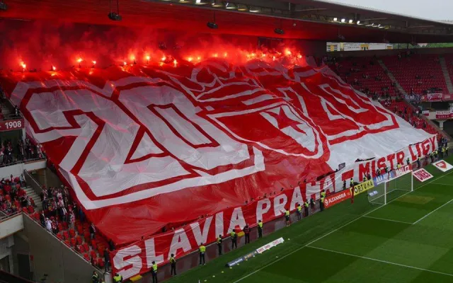 FOTO, VIDEO: Požár v Edenu i spanilá jízda Prahou autobusem. Slavisté oslavují dvacátý titul