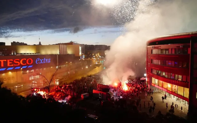 FOTO, VIDEO: Požár v Edenu i spanilá jízda Prahou autobusem. Slavisté oslavují dvacátý titul