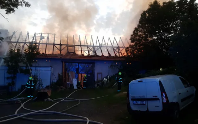 FOTO, VIDEO: Hasiči zasahovali u požáru staré truhlárny, při kterém se propadla střecha