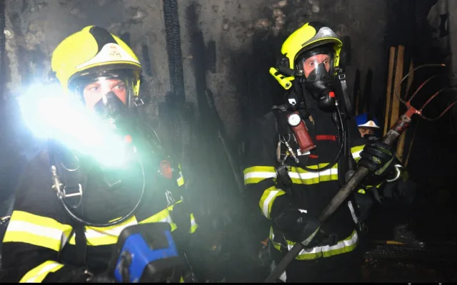 FOTO, VIDEO: Hasiči zasahovali u požáru staré truhlárny, při kterém se propadla střecha