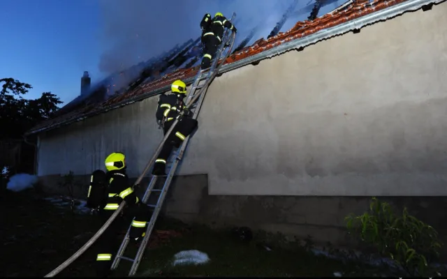 FOTO, VIDEO: Hasiči zasahovali u požáru staré truhlárny, při kterém se propadla střecha