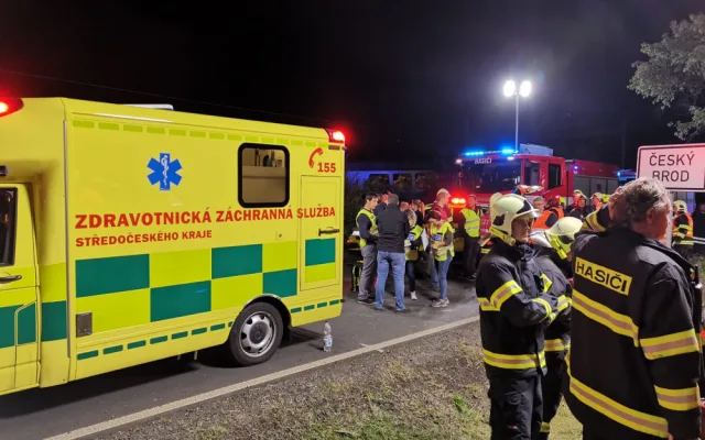 Mezi Prahou a Kolínem se srazily dva vlaky. Na místě je až 60 zraněných, pohřešuje se strojvůdce