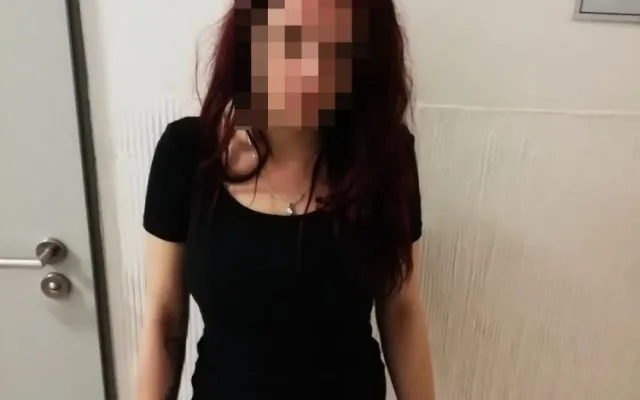 FOTO: Skupinka lidí kradla zboží v Dejvicích. Když je kolemjdoucí muž napomenul, zbili ho