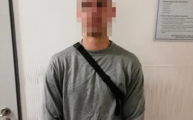 FOTO: Skupinka lidí kradla zboží v Dejvicích. Když je kolemjdoucí muž napomenul, zbili ho