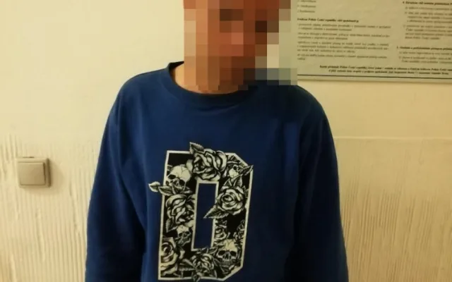 FOTO: Skupinka lidí kradla zboží v Dejvicích. Když je kolemjdoucí muž napomenul, zbili ho