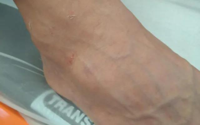 FOTO: Skupinka lidí kradla zboží v Dejvicích. Když je kolemjdoucí muž napomenul, zbili ho